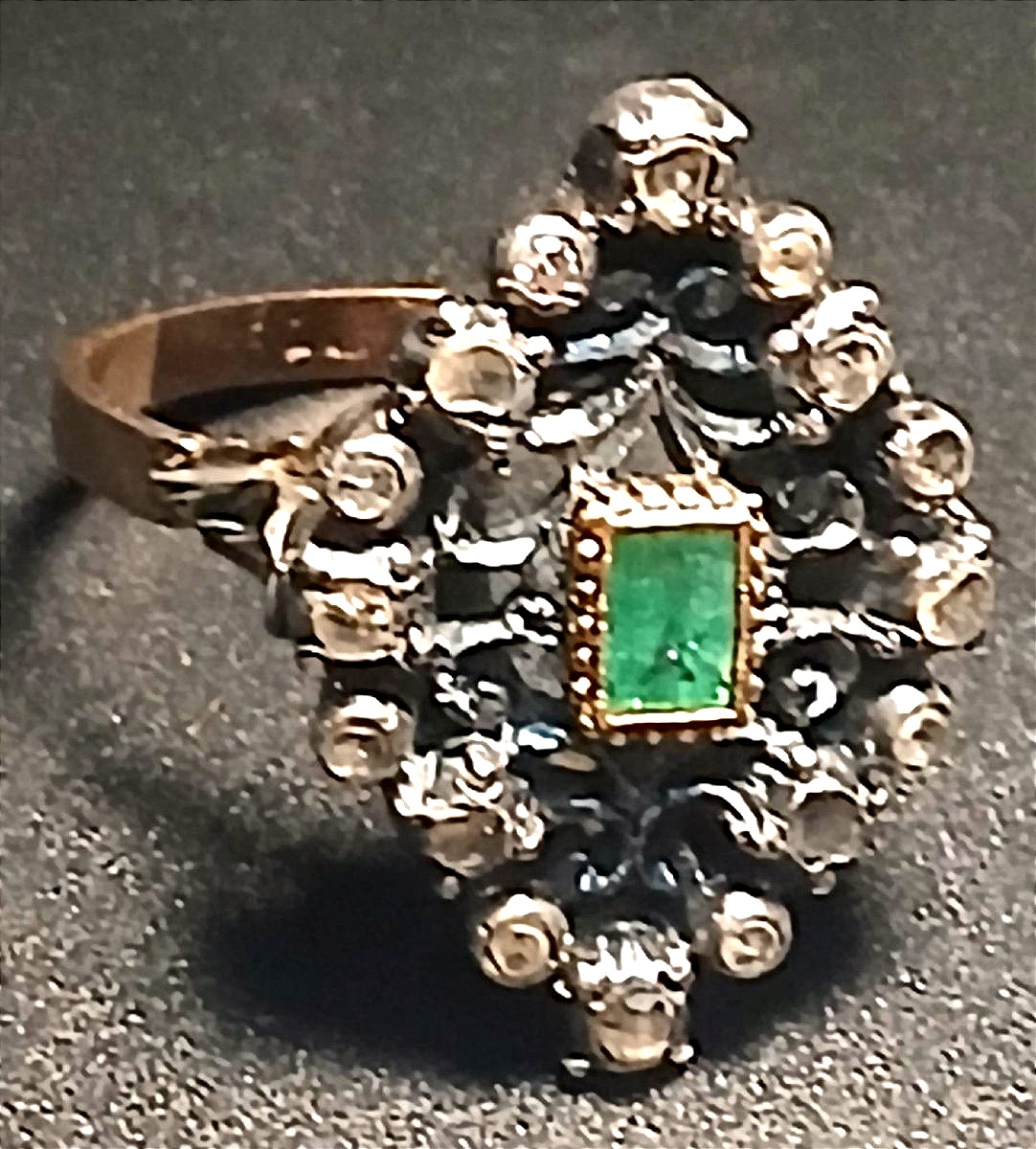 Bague en or 12 carats, émeraude, et roses de diamants. Sicile, années 1960-1970. 
