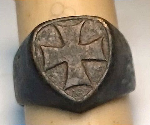  Bague templière en argent : le bouclier croisé (Beauseant), l'emblème templier par excellence.