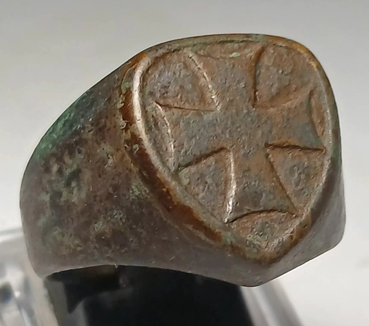  Bague templière en argent : le bouclier croisé (Beauseant), l'emblème templier par excellence.
