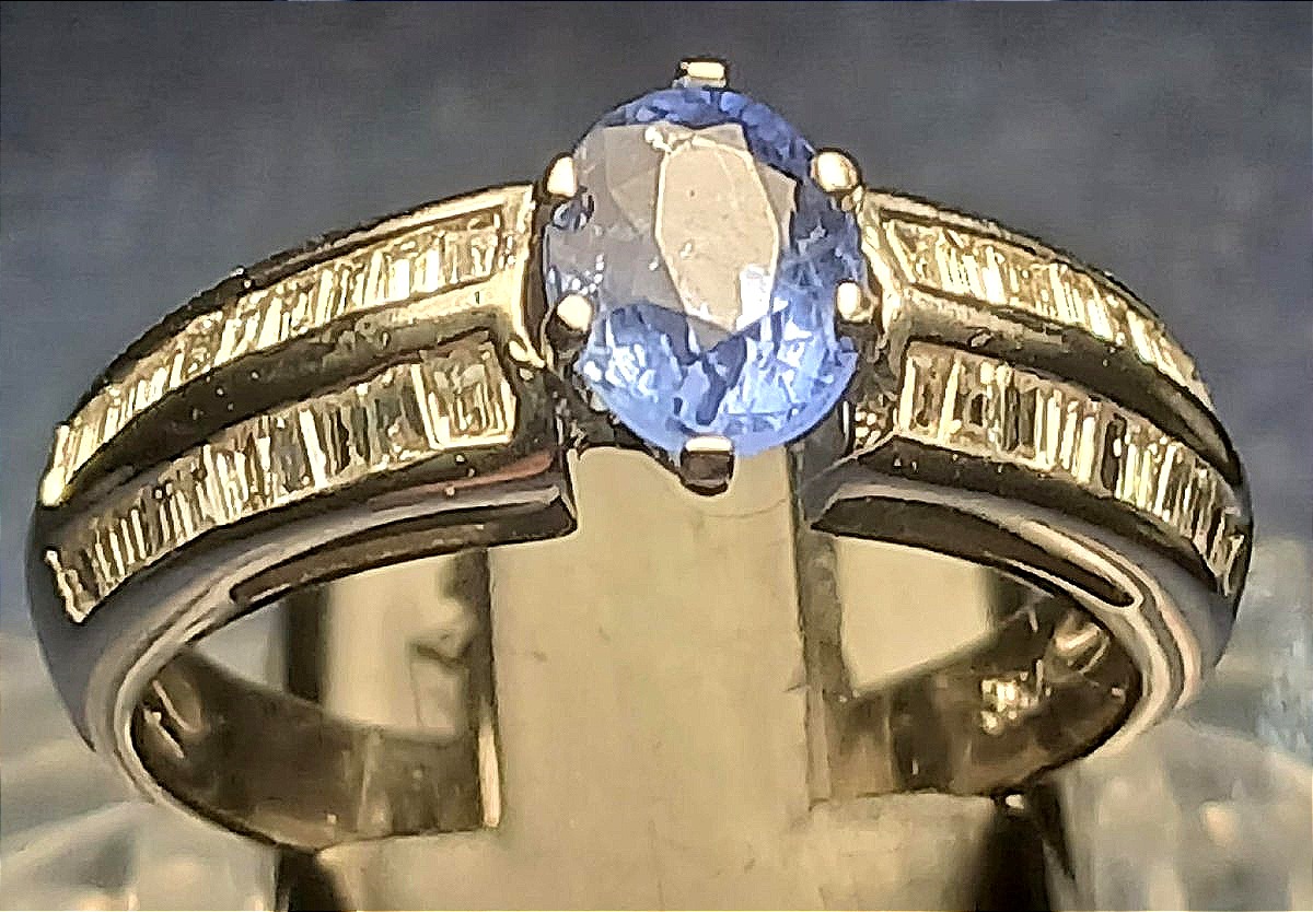  Bague carrè avec saphir de 0,85 ct et diamant de 1,20 kt en or blanc 18 kt. Valence 1970-80