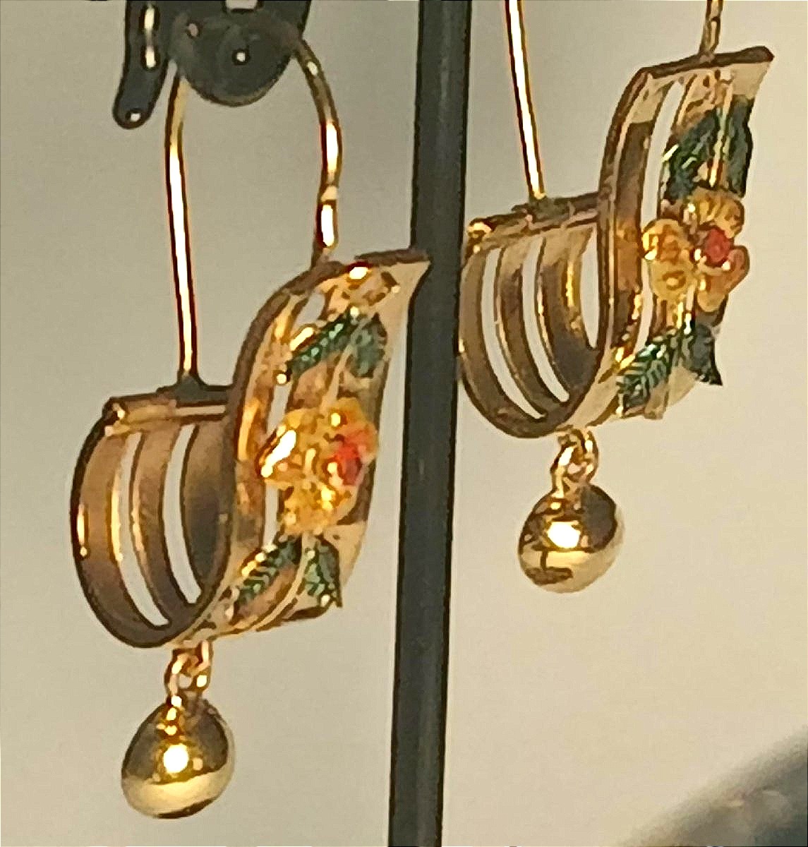  Boucles d'oreilles pendantes Liberty en or et émail avec pendentif demi-sphère --photo-2