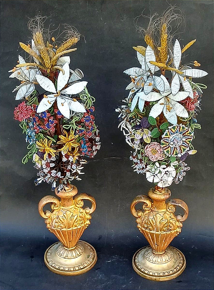  Paire de vases d'autel en bronze doré ornés de fleurs en micro-perles. Italie, début du XIXe s