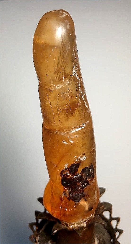 Un doigt sculpté dans de l'ambre des Balkans. Un précieux objet-reliquaire.-photo-4