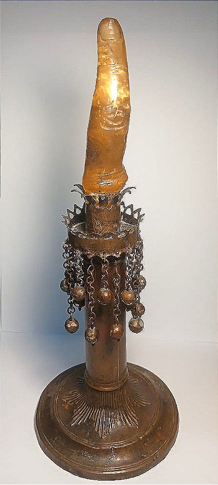 Un doigt sculpté dans de l'ambre des Balkans. Un précieux objet-reliquaire.-photo-1