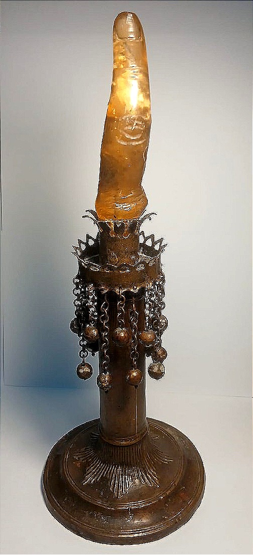 Un doigt sculpté dans de l'ambre des Balkans. Un précieux objet-reliquaire.