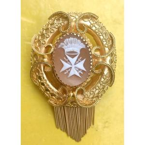 Brooch With Cameo Of The Crowned Order Of Malta, In High Quality Gold.