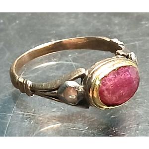 Bague en rubis et diamants avec une coupe fermée et côtelée. Époque Louis XIV. Sicile.