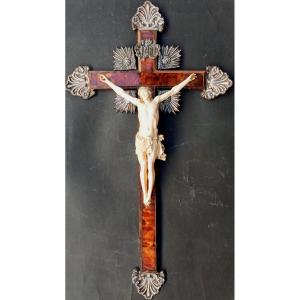  Crucifix en ivoire et écaille de tortue. Trapani, XVIIIe siècle.  Andrea Tipa (1725-1766)