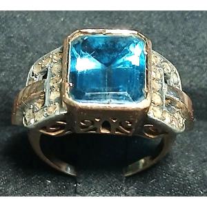 Art Deco Gold Ring With A Blue Topaz Set Among Diamonds. A 1930s Italian Design. Weight: 7.5g.
