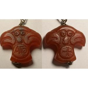  Amulette templière. Double tête d'aigle en cornaline sculptée d'une croix et d'une inscription