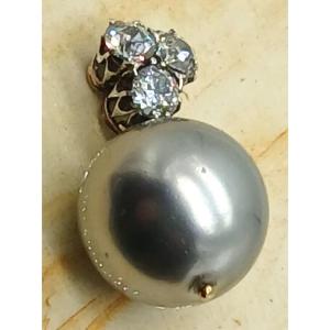 Gold Pendant Adorned With A Trio Of 1.60 Kt White Diamonds And A Tahitian Black Pearl.
