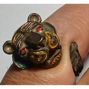 Bague tigre en argent et émail. Époque moghole (1508-1707). 