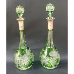 Paire de bouteilles en cristal de Bohême vert sculpté avec embouts en argent 800.