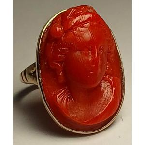 Bague « visage de femme » du XVIIIe siècleornée d'un camée en corail de Trapani et sertie d'or