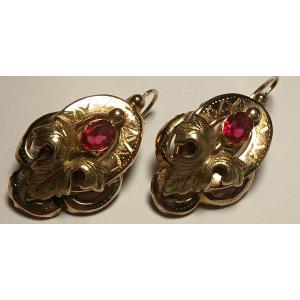 12-karat Gold Bourbon-style Earrings With Finely Chiseled Leaves And Central Garnets.