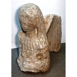 Ange Roman orant, en pierre. Une sculpture datant du Xe au XIIe siècle.