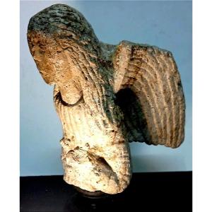 Ange Roman orant, en pierre. Une sculpture datant du Xe au XIIe siècle.
