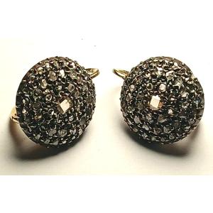 Boucles d'Oreilles En Or Et Coupelle Ornées De Roses Brillantes Et De Tablettes De Diamants.