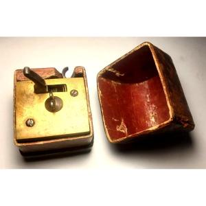 Appareil de saignée à ressort du XVIIIe siècle, dans son étui en cuir d'origine.