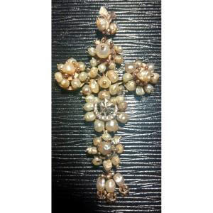 Heurtoir baroque en forme de croix, provenant du royaume des Deux-Siciles, en or, perles. Cm.8
