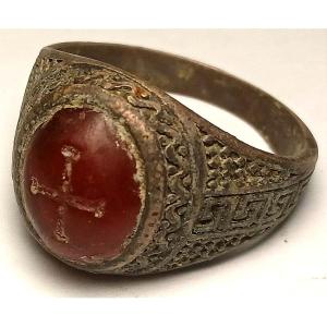 Bague templière en argent ciselé et cornaline gravée. La monture présente décorations ésoter. 