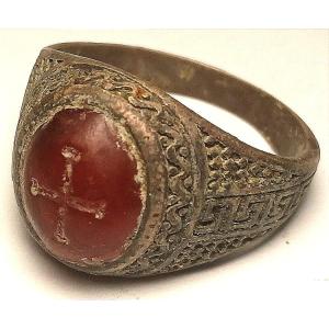 Bague templière en argent ciselé et cornaline gravée. La monture présente décorations ésoter. 