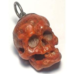 Grand crâne en corail sculpté. Trapani, XVIIe siècle. Hauteur : 5 cm, poids : 44 g.
