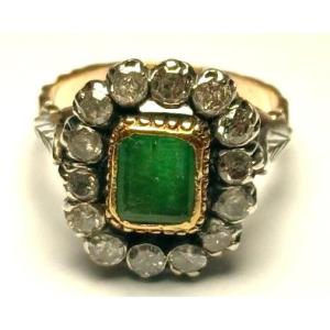 Bague en or et coupelle ornée d'une émeraude et de diamants. Sicile, début du XXe siècle.