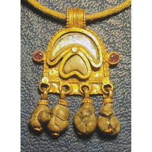 Pendentif ésotérique en or pur orné de quatre bézoards suspendus, de deux rubis et de nacre.