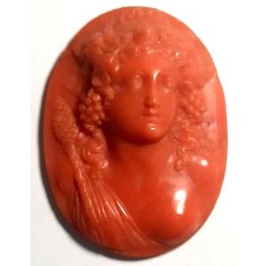 Camée en corail sculpté. Sculpture néoclassique de la fin du XVIII