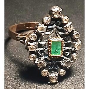 Bague en or 12 carats, émeraude, et roses de diamants. Sicile, années 1960-1970.