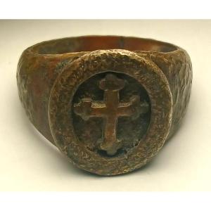  Bague templière en bronze sculpté et martelé avec une croix 'angevine' en relief (1262-82)