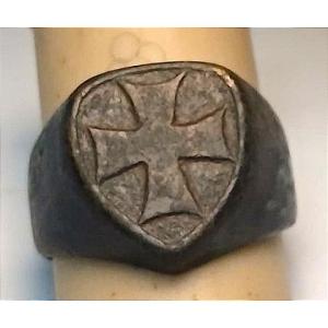  Bague templière en argent : le bouclier croisé (Beauseant), l'emblème templier par excellence.