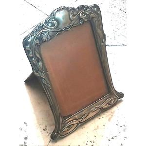Cornice Liberty in argento sterling 'Londra 1898' Argentiere FM e S. 8 (Cm. 30 x 24,5)