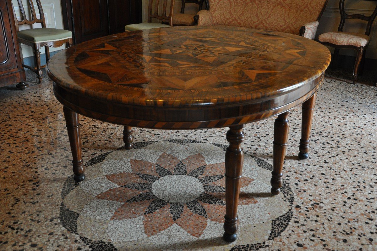 Elegante Table de forme ovale  sec. XIXe