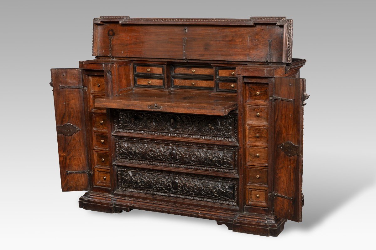 Commode En Bois De Noyer Sculpté.  Sec.xvi-photo-2