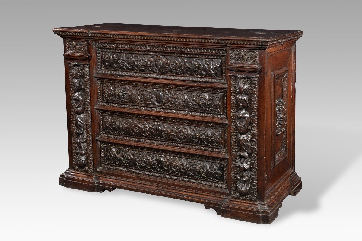 Commode En Bois De Noyer Sculpté.  Sec.xvi