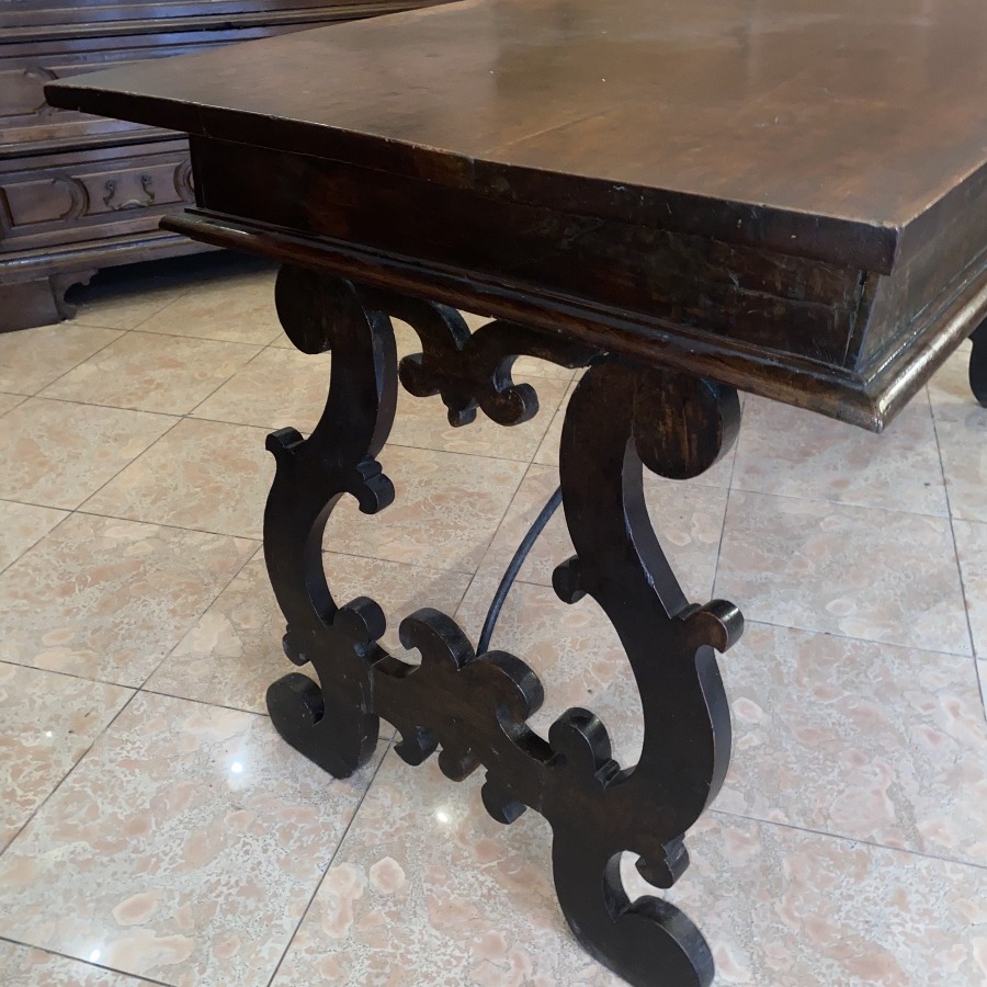 Large Walnut Refectory Desk. Florence, 17th Century.-photo-3