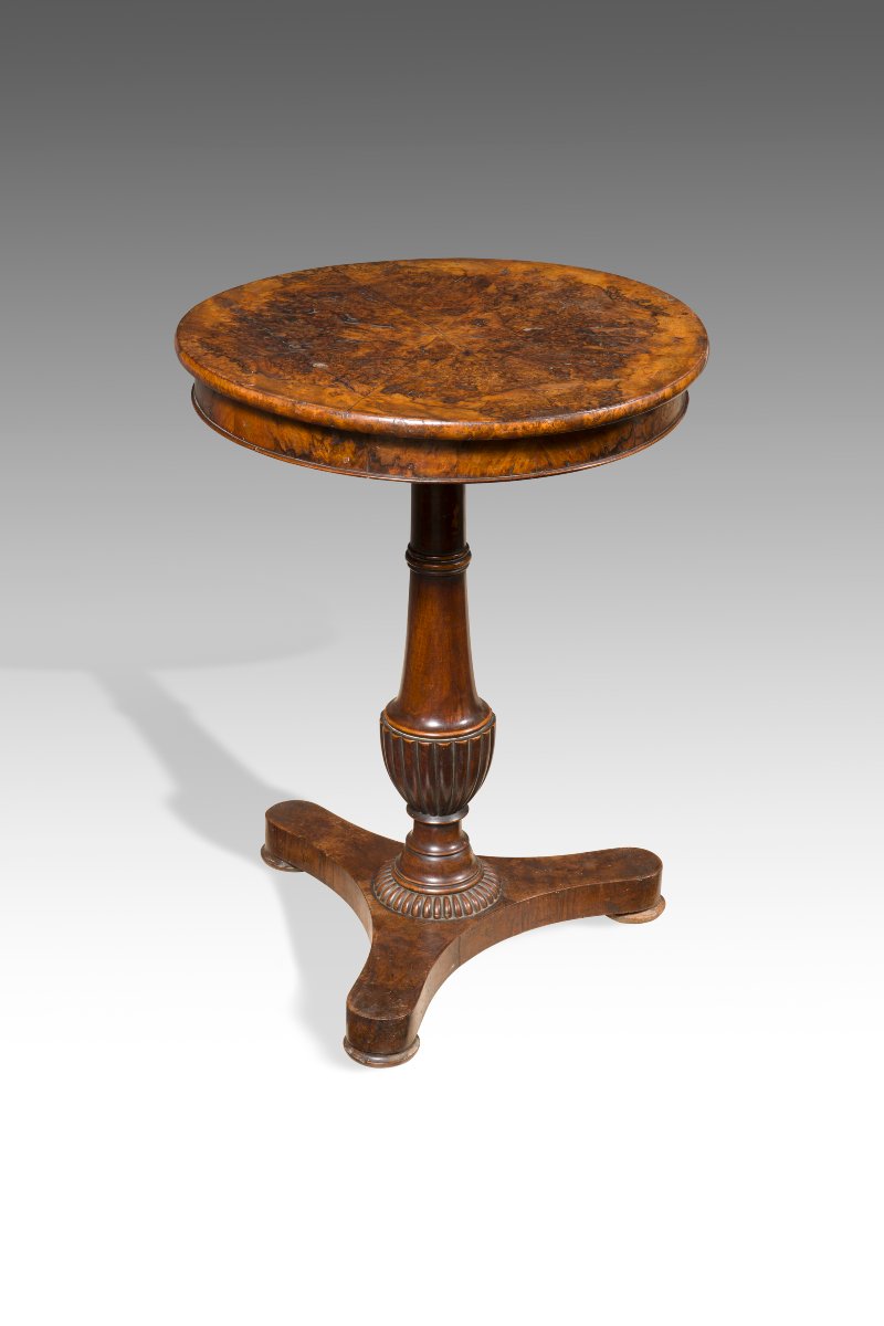 Petite table en noyer et loupe de noyer, Émilie, XIXe siècle.