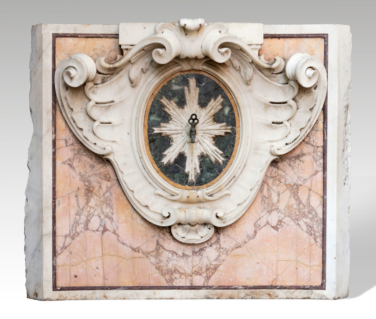 Panneau en marbre blanc sculpté. Art baroque italien, XVIIe-XVIIIe siècle.