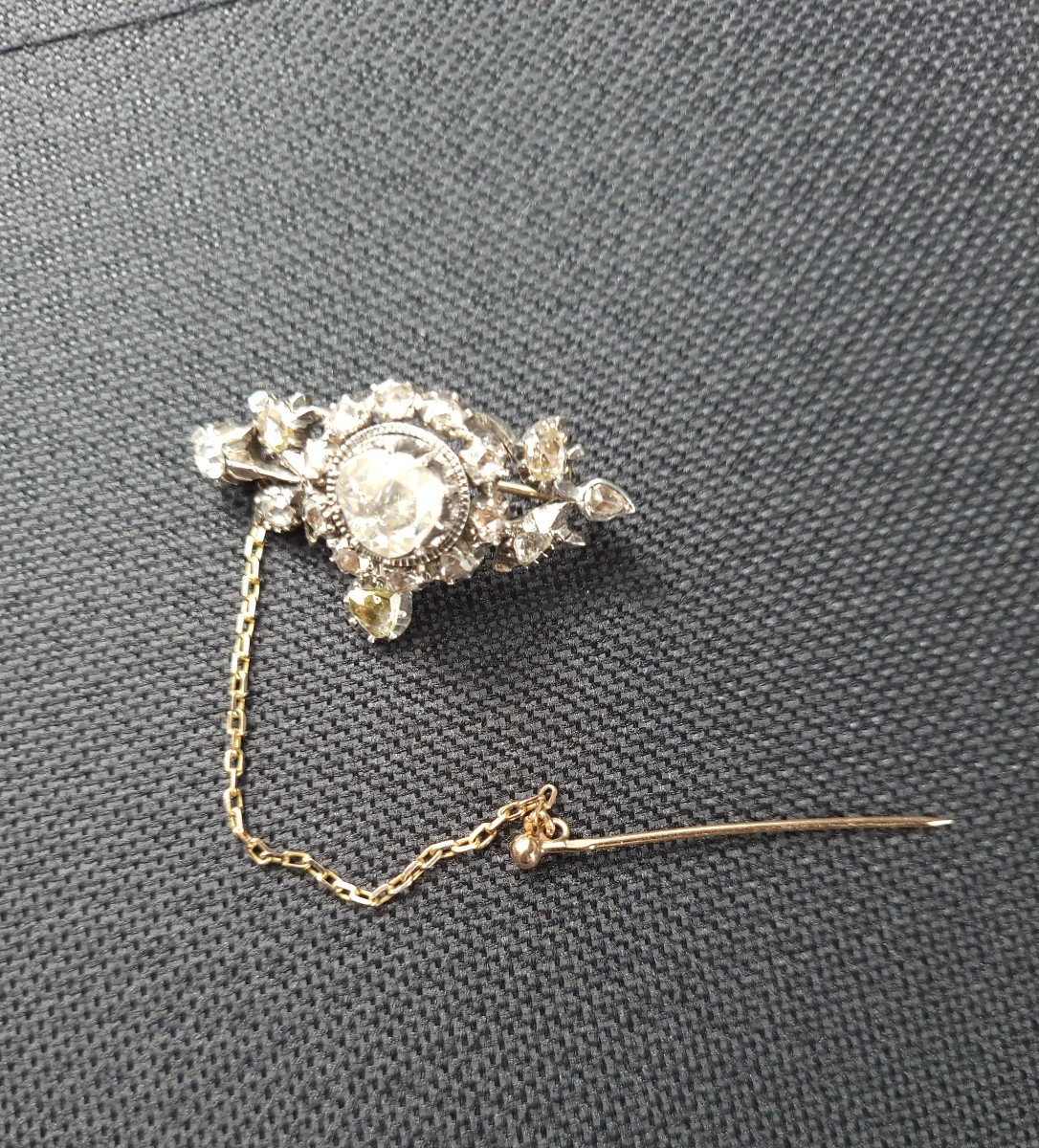 Rare old brooch, in gilded metal, leaf shape, Ines de la Fressange