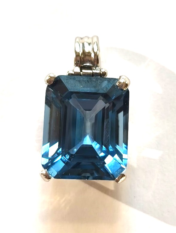 Art Deco White Gold Pendant