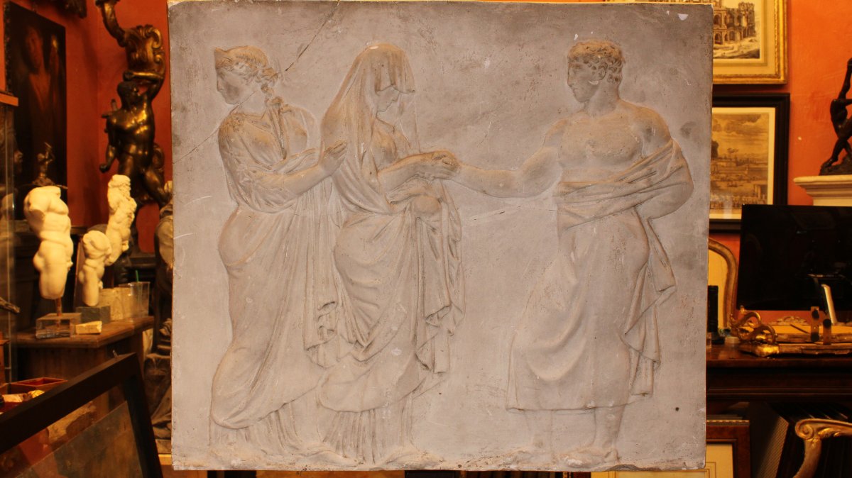 Bas-relief en plâtre représentant une scène mythologique romaine.