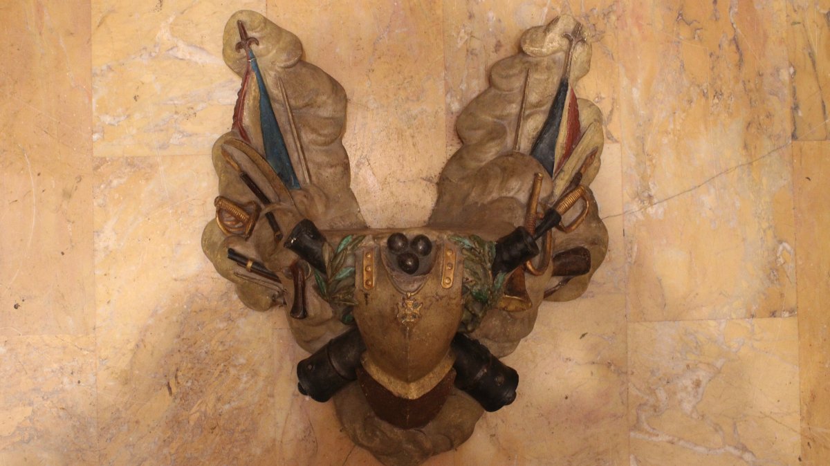 Ancienne console française en plâtre patiné et polychrome avec armes et drapeaux - France XIX