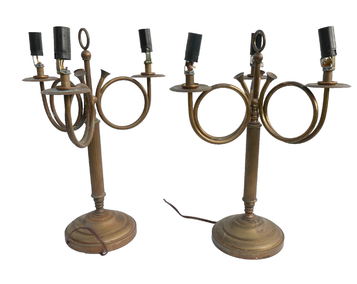 Paire de Pied de Lampe Bouillote aux Cors de Chasse du XXème siècle en Laiton