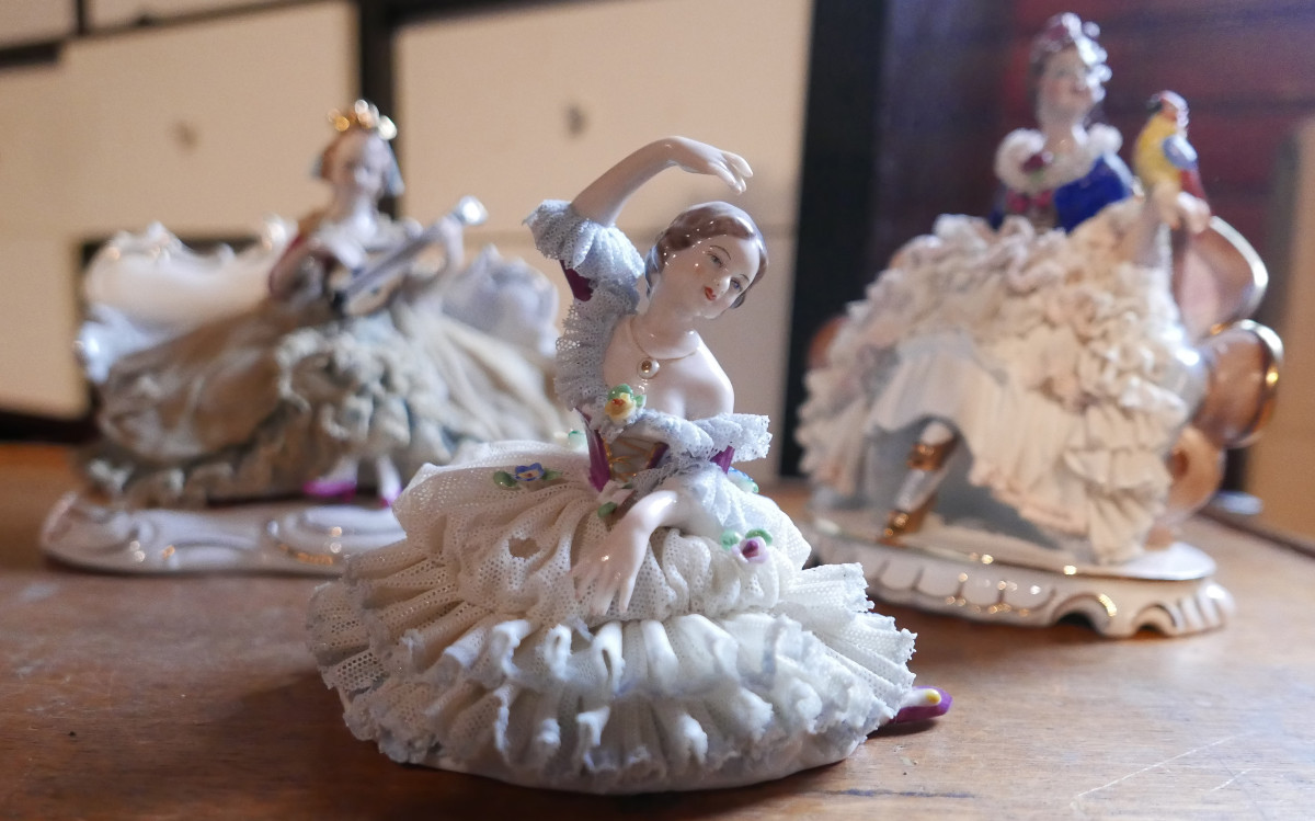 Saxon Porcelain Figurine Of A Lady, Dresden Factory, 20th Century