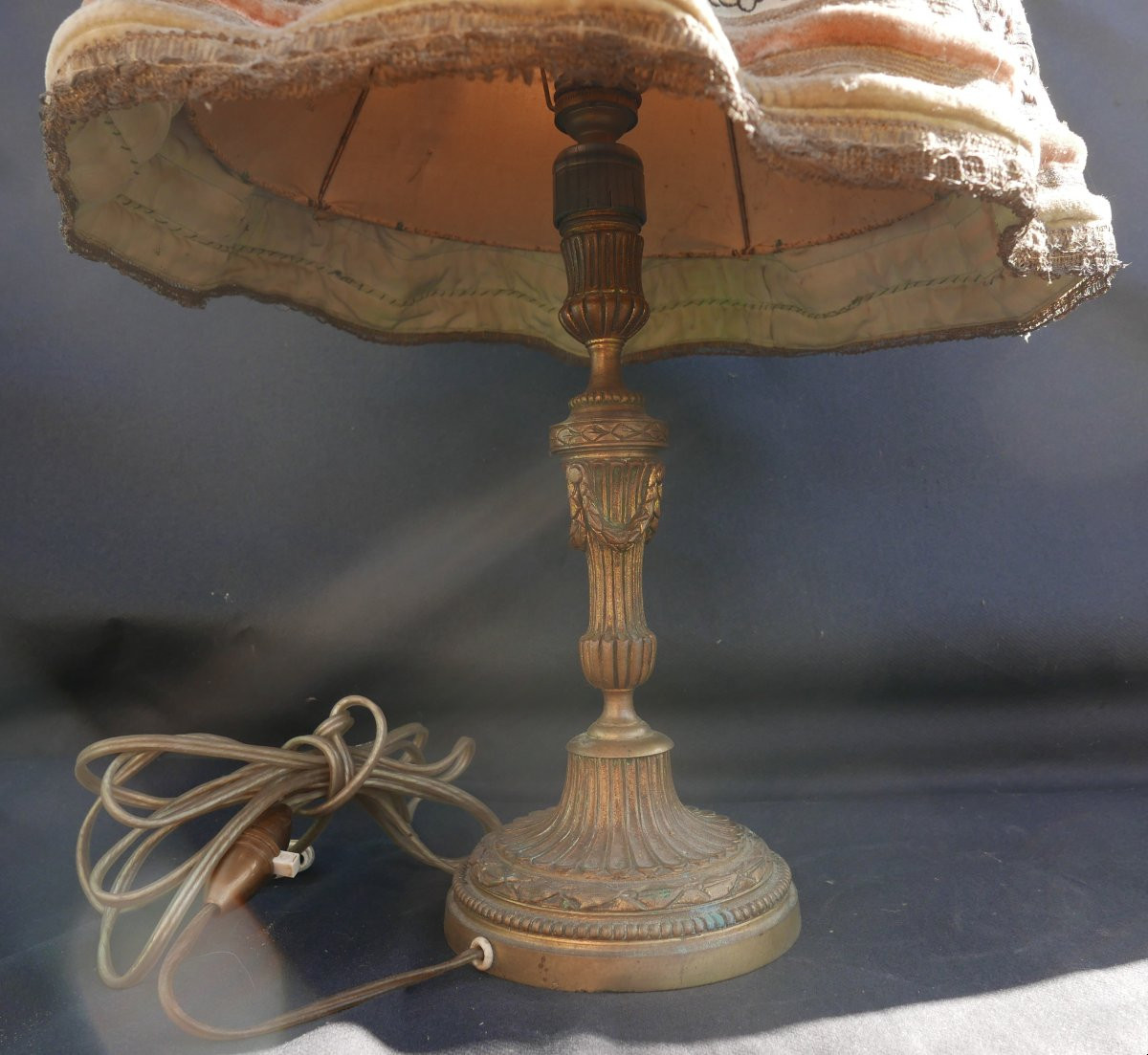 Ancienne Lampe en Tissu Montée sur un Bougeoir en Bronze Louis XVI-photo-2