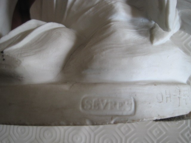 Sculpture En Biscuit d'Une Bagnaise, Marque Imprimé Sevres, France vers 1880-photo-1