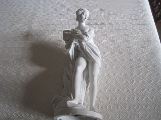 Sculpture En Biscuit d'Une Bagnaise, Marque Imprimé Sevres, France vers 1880