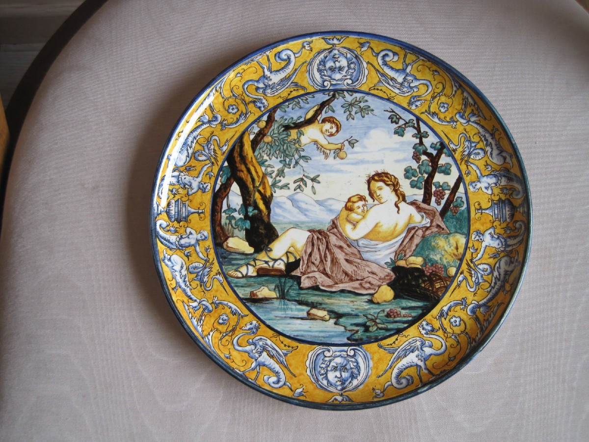 Assiette en céramique décoré de scène maternelle , marqué Gien, France, vers  1860  